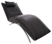 Schwarze Liege mit gebogenem Metallgestell und Kopfkissen, seitliche Perspektive
