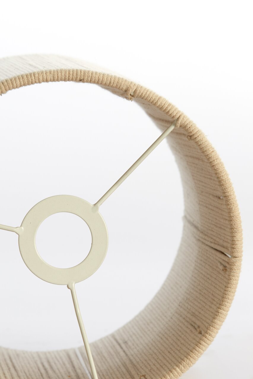 Nahaufnahme eines beigen Lampenschirms aus Stoff mit Drahtgestell, von unten betrachtet.