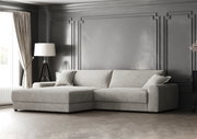 Elegantes graues Sofa in einem stilvoll eingerichteten Wohnzimmer, seitliche Perspektive.