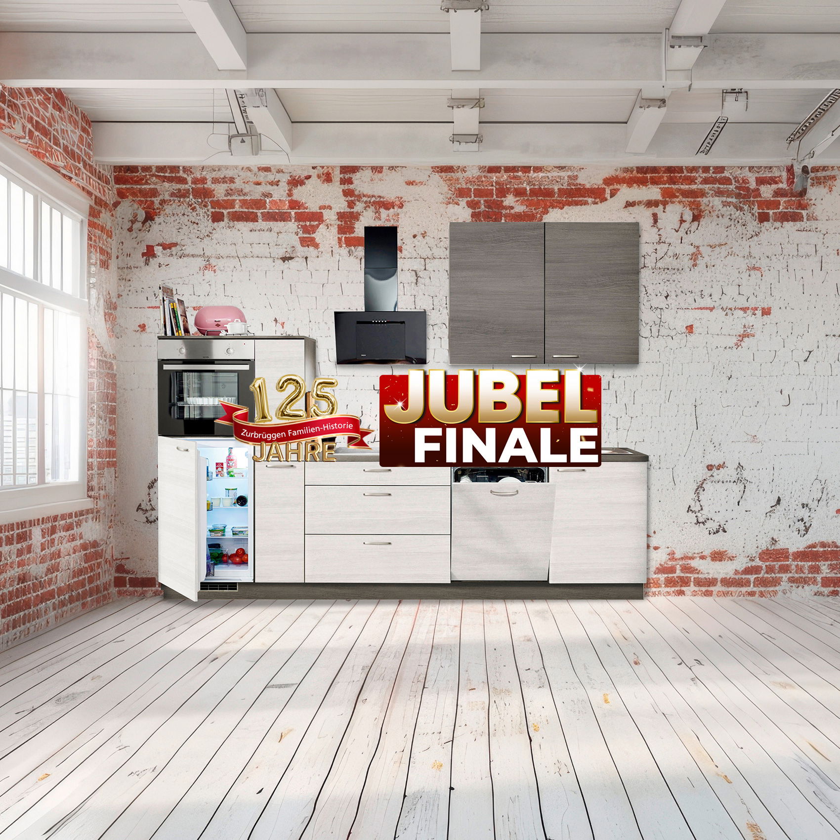 Moderne Küchenzeile vor Backsteinwand mit geöffnetem Kühlschrank und Jubiläumsbanner „125 Jahre – Jubel Finale“