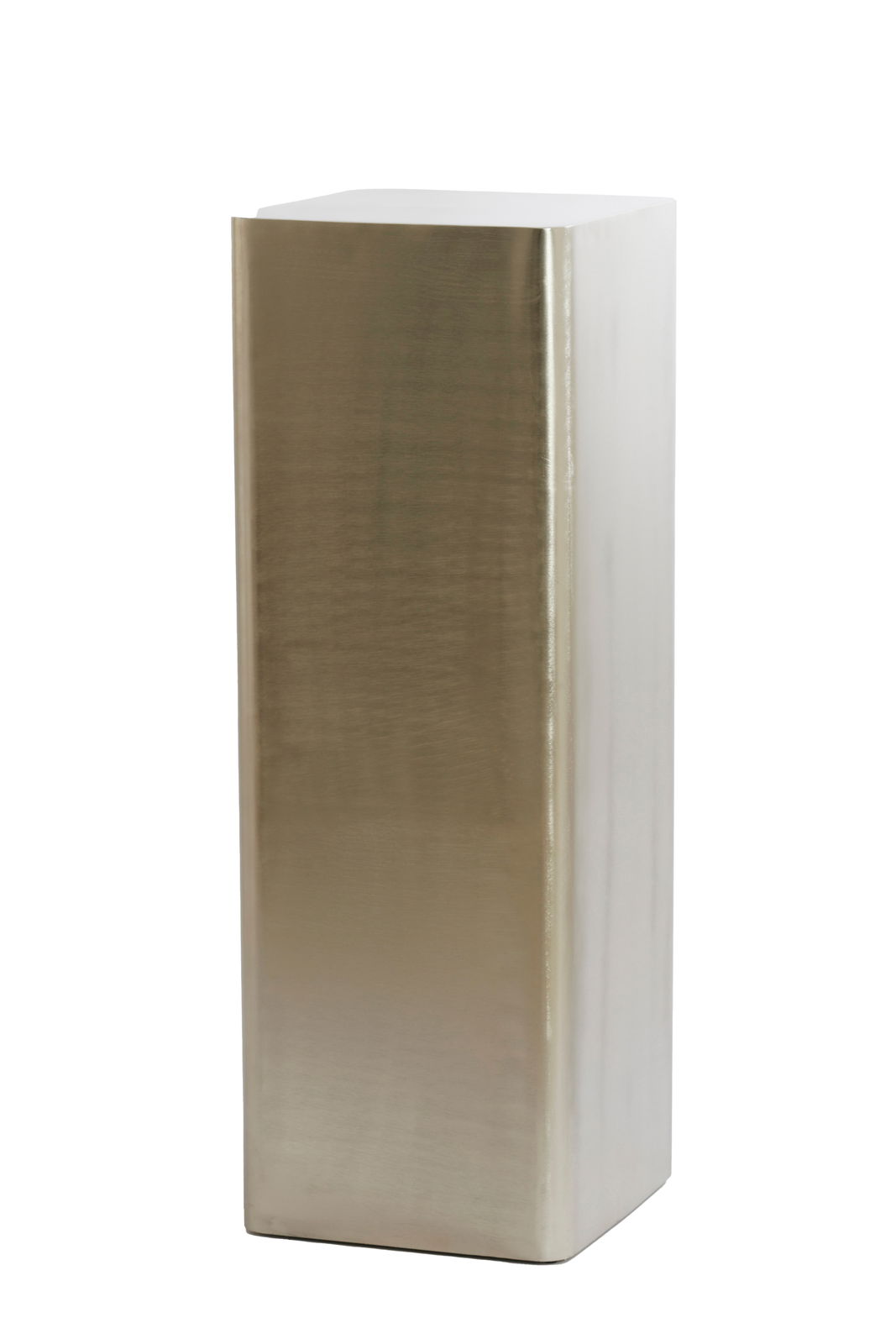 Silberne, rechteckige Säule mit glatter Oberfläche, fotografiert aus einer leicht seitlichen Perspektive.
