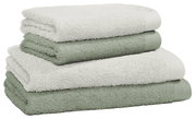 Ein Stapel aus vier Frottierhandtüchern in verschiedenen Grüntönen, seitliche Perspektive.