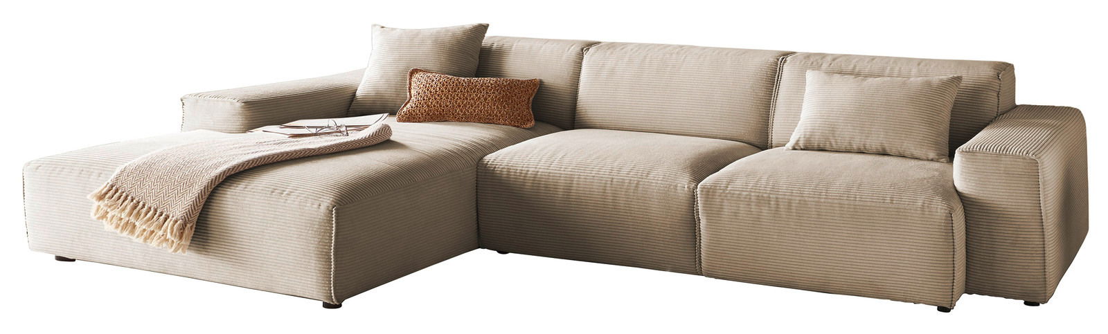 Beige Ecksofa mit Ottomane, dekoriert mit Kissen und Decke, seitliche Perspektive
