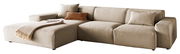 Beige Ecksofa mit Ottomane, dekoriert mit Kissen und Decke, seitliche Perspektive