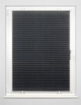 Schwarzes Plissee gefädelt 80x130cm, frontal an einem Fenster montiert