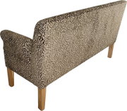 Gepolsterte Sofarückenlehne mit gemustertem Stoffbezug in Beige-Braun und Holzbeinen, Ansicht schräg von hinten links