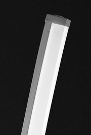 Nahaufnahme einer modernen LED-Stehleuchte mit rechteckigem, schlankem Design, seitliche Perspektive
