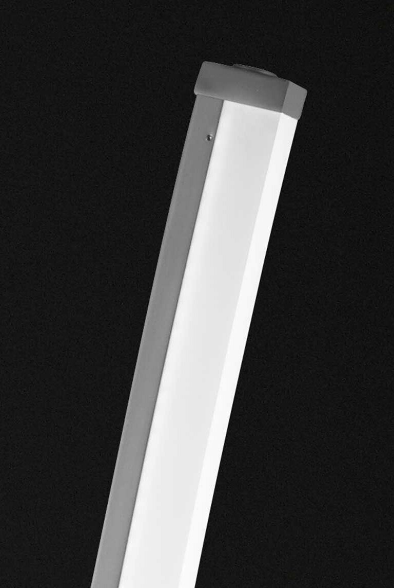 Nahaufnahme einer modernen LED-Stehleuchte mit rechteckigem, schlankem Design, seitliche Perspektive