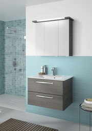 Moderner Badblock mit Waschbecken und Spiegelschrank, seitliche Perspektive