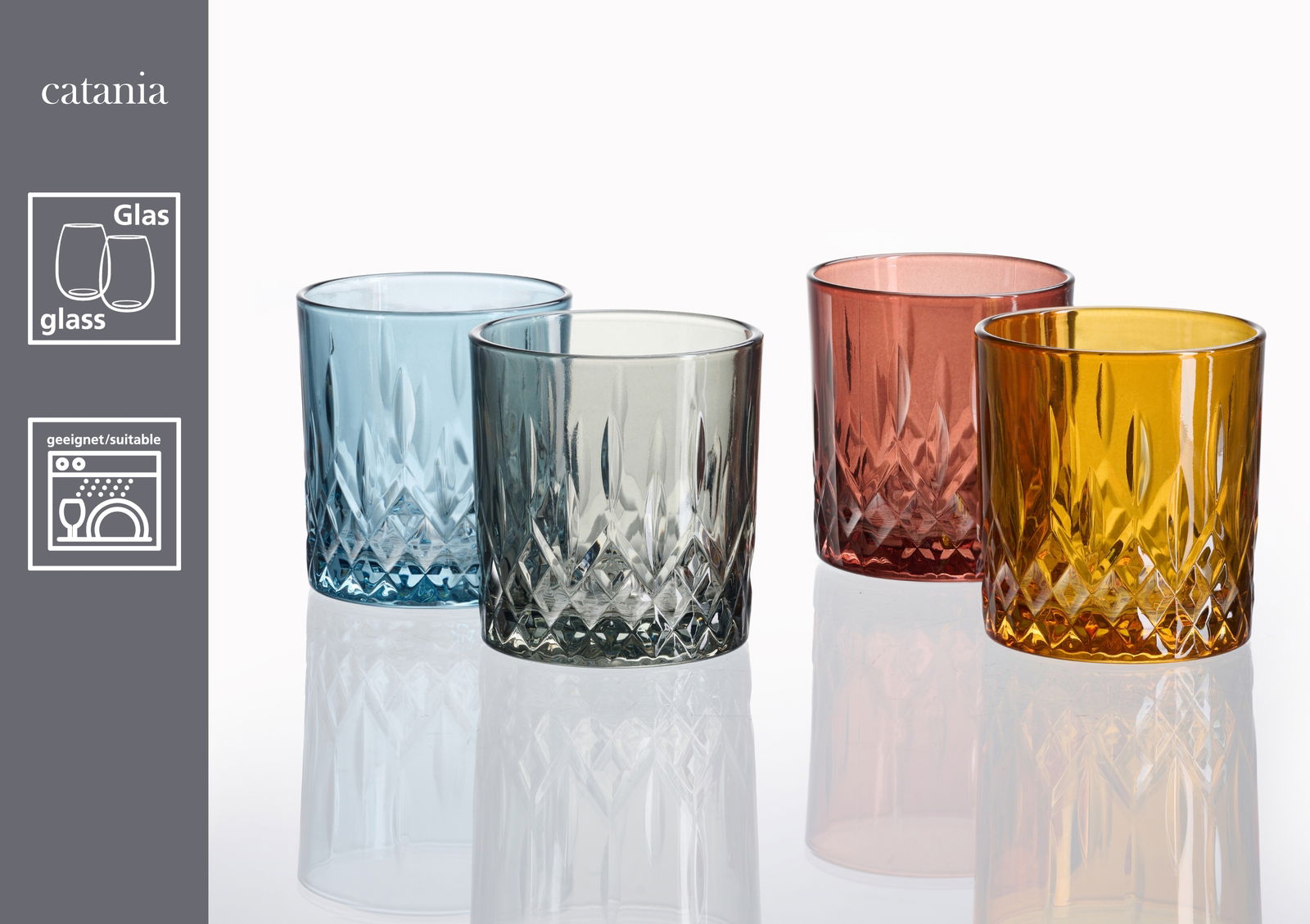 Vier Whiskygläser in verschiedenen Farben (blau, grau, rot, gelb) mit facettiertem Design, auf einer reflektierenden Oberfläche aus seitlicher Perspektive.