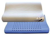 Nackenstützkissen in Seitenansicht mit abnehmbarem, weißem Bezug und blauer, perforierter Schaumstofffüllung.