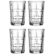 Vier transparante drinkglazen met geribbelde vorm en dikke bodem, set van 4, frontale productfoto op witte achtergrond