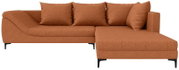 Rostbraunes Ecksofa mit rechter Ottomane/Longchair, Stoffbezug, vier Rückenkissen und schwarzen Metallfüßen, freigestellt auf weißem Hintergrund, Frontansicht leicht von links.