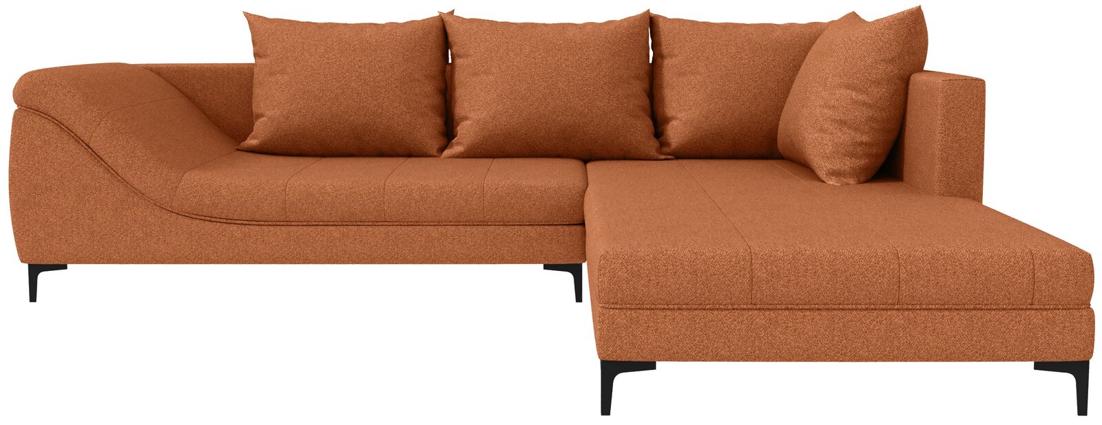 Rostbraunes Ecksofa mit rechter Ottomane/Longchair, Stoffbezug, vier Rückenkissen und schwarzen Metallfüßen, freigestellt auf weißem Hintergrund, Frontansicht leicht von links.