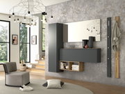 Moderne Garderobeneinrichtung mit Hängeschuhschrank, Garderobenschrank, Garderobenpaneel und Spiegel in einem stilvollen Raum mit seitlicher Perspektive.