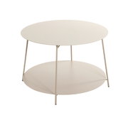 Runder, minimalistischer Beistelltisch/Couchtisch in Cremeweiß mit zwei Ebenen und schlanken Metallbeinen, freigestellt auf weißem Hintergrund, Ansicht schräg von vorne.