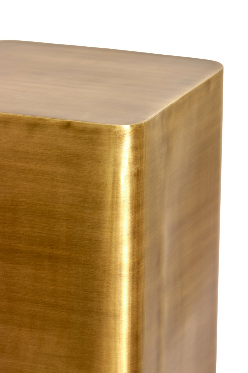 Nahaufnahme einer goldenen, rechteckigen Säule mit abgerundeten Ecken, perspektivisch von oben fotografiert.
