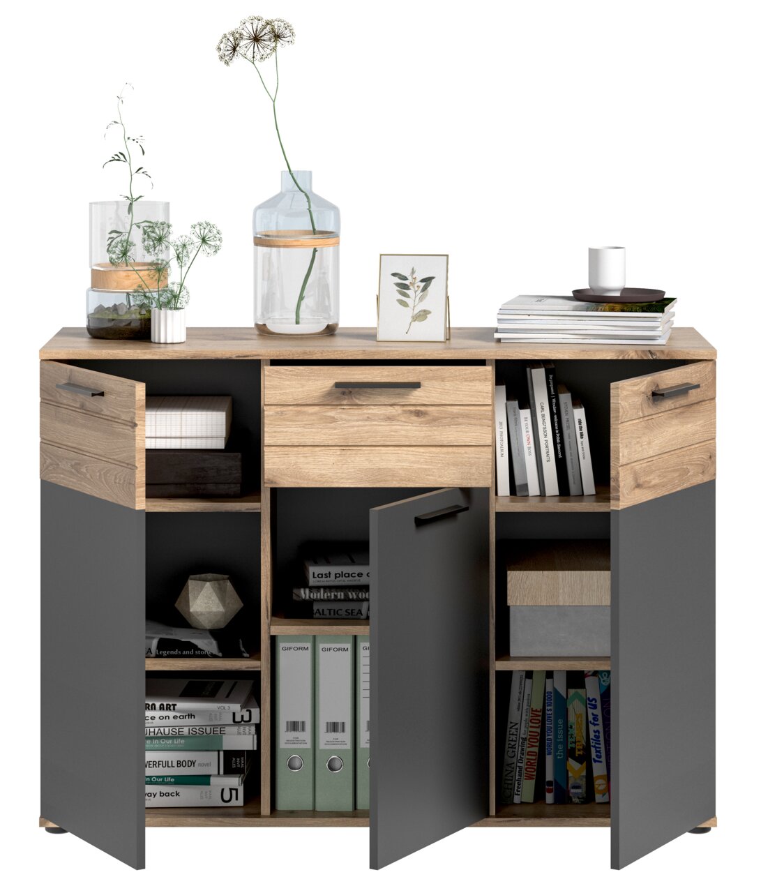 Kommode MID.YOU MASON in Holzoptik mit grauen Türen, dekoriert mit Vasen und Büchern, frontal betrachtet.