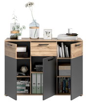 Kommode MID.YOU MASON in Holzoptik mit grauen Türen, dekoriert mit Vasen und Büchern, frontal betrachtet.