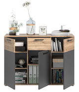 Kommode MID.YOU MASON in Holzoptik mit grauen Türen, dekoriert mit Vasen und Büchern, frontal betrachtet.