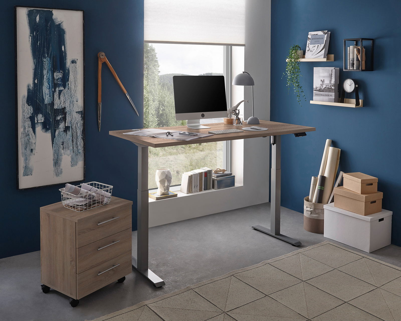 Moderner höhenverstellbarer E-Schreibtisch in einem stilvollen Büro mit blauer Wand, seitlicher Perspektive.