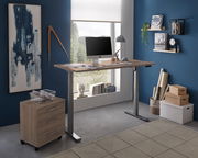 Moderner höhenverstellbarer E-Schreibtisch in einem stilvollen Büro mit blauer Wand, seitlicher Perspektive.