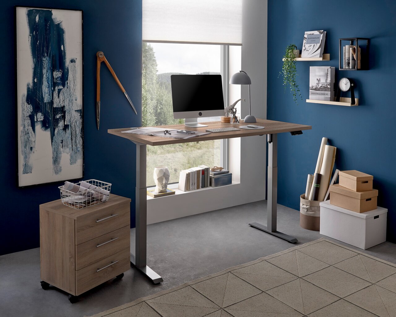 Moderner höhenverstellbarer E-Schreibtisch in einem stilvollen Büro mit blauer Wand, seitlicher Perspektive.