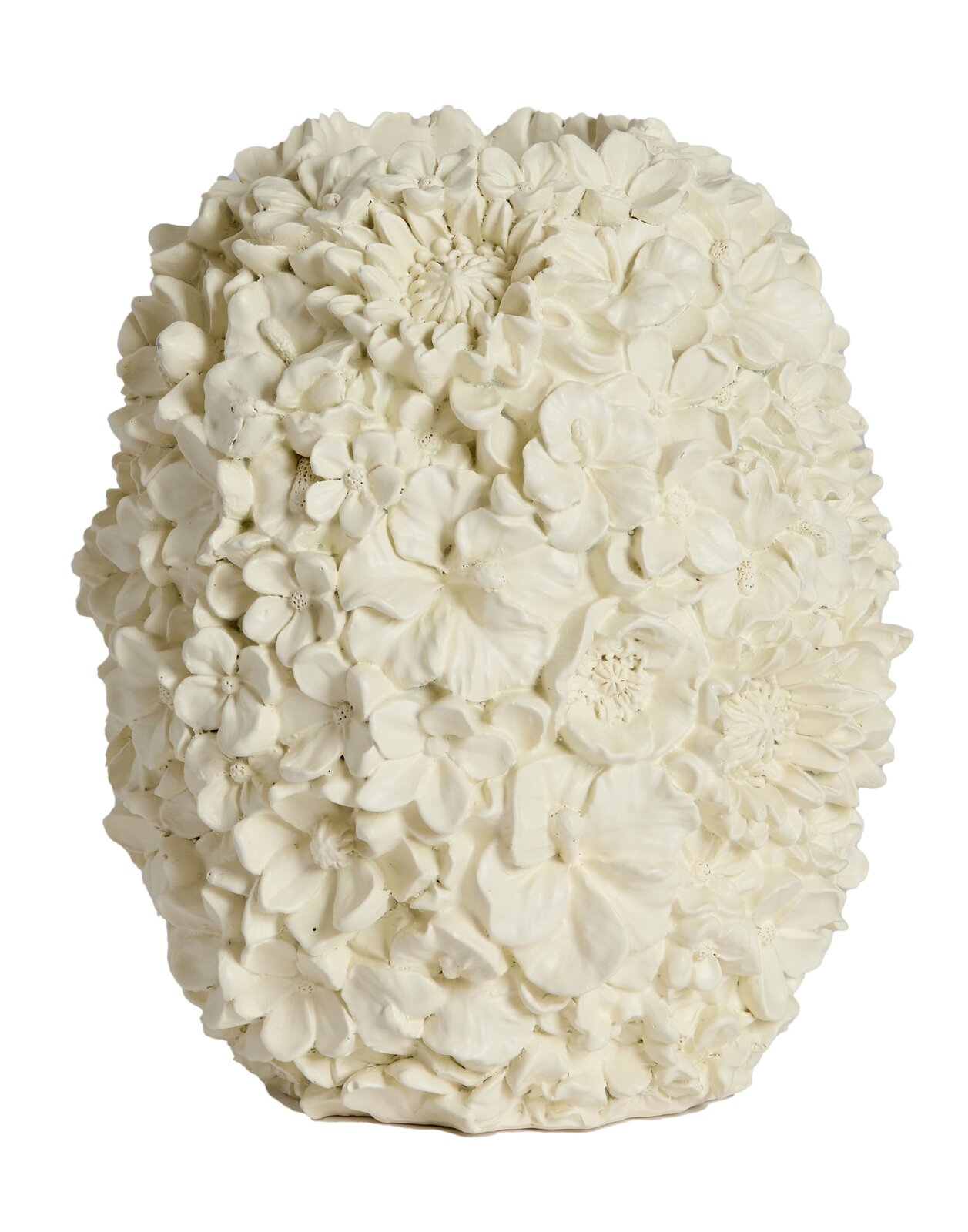 Weiße Vase mit detailliertem Blumenrelief, frontal fotografiert.