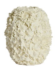 Weiße Vase mit detailliertem Blumenrelief, frontal fotografiert.