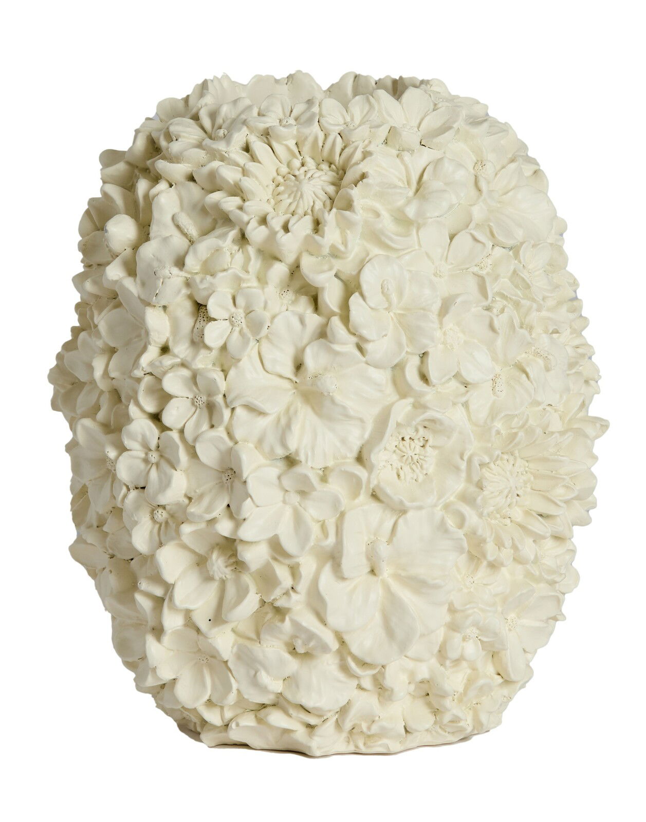 Weiße Vase mit detailliertem Blumenrelief, frontal fotografiert.