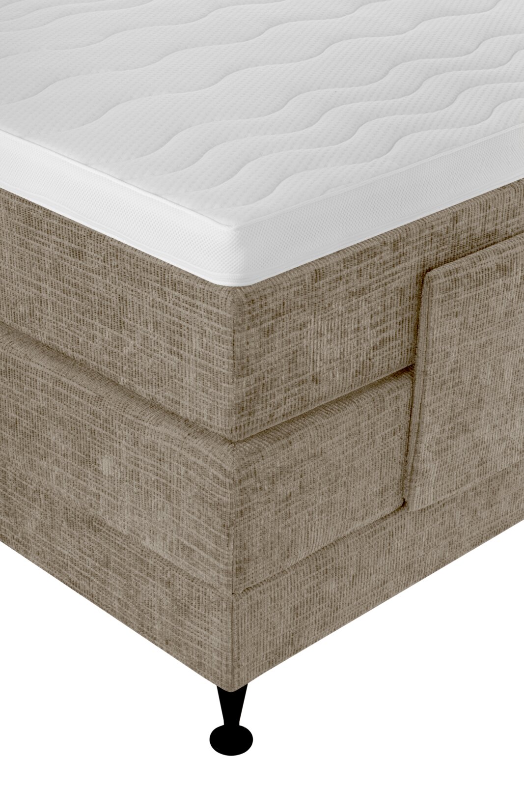 Nahaufnahme aus schräger Vogelperspektive auf ein beigefarbenes Boxspringbett mit weißer, weich gesteppter Matratzenauflage und schwarzem Fuß