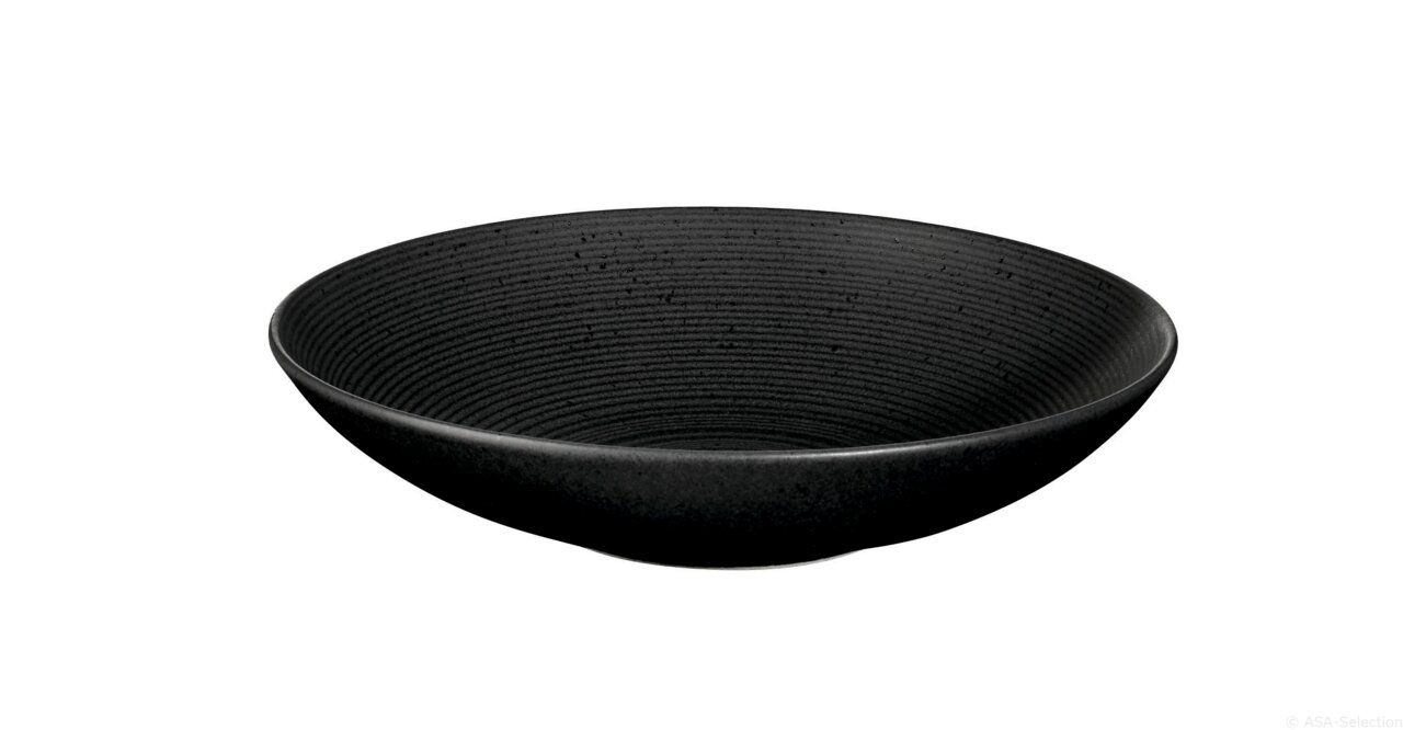 Schwarze Schale mit feiner Rillenstruktur, seitliche Perspektive