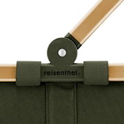 Nahaufnahme eines grünen Tragekorbs mit Holzgriff und dem Logo 'reisenthel'.