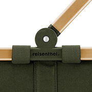 Nahaufnahme eines grünen Tragekorbs mit Holzgriff und dem Logo 'reisenthel'.