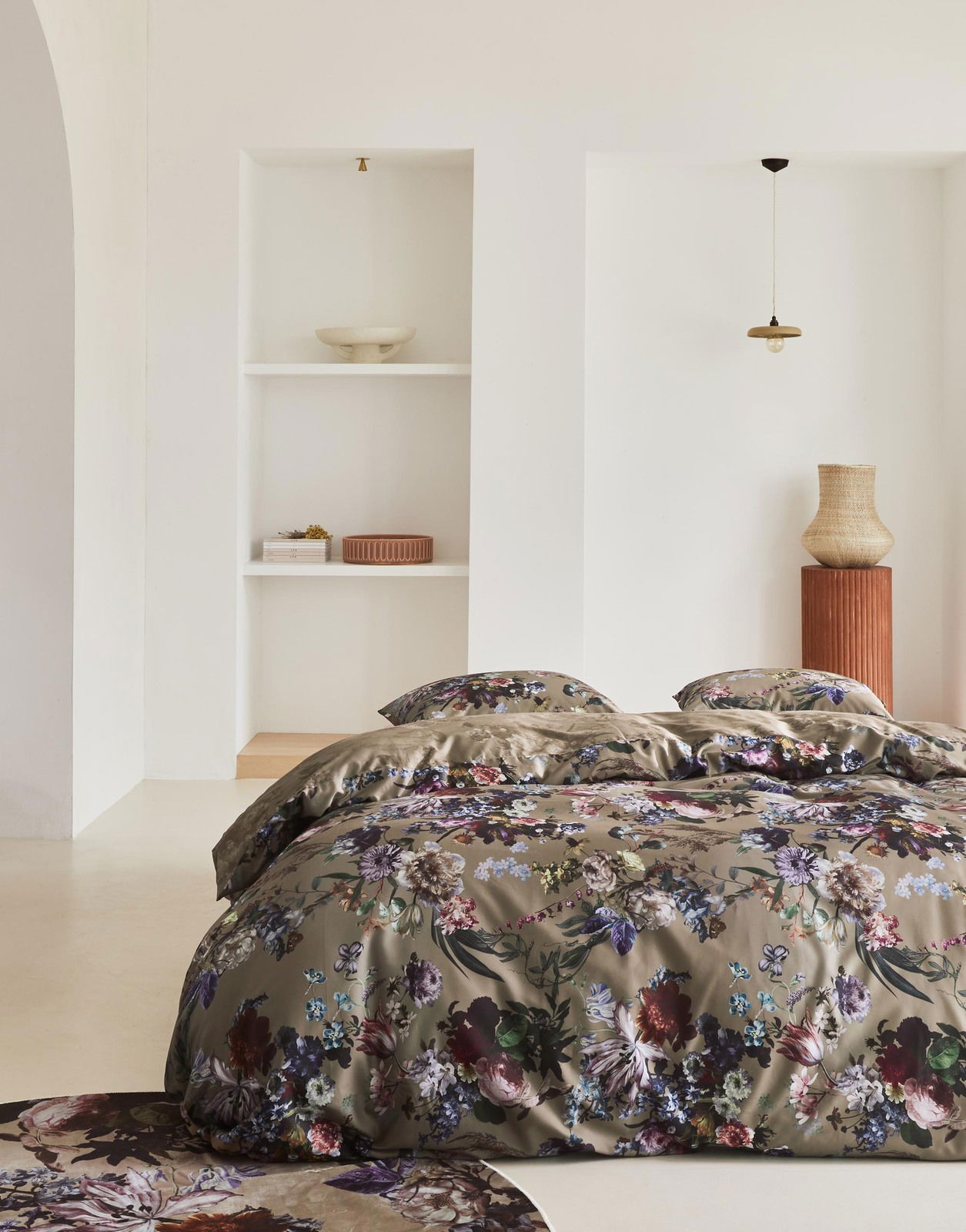 Bettwäsche-Set mit floralem Muster in einem modernen Schlafzimmer, seitliche Perspektive