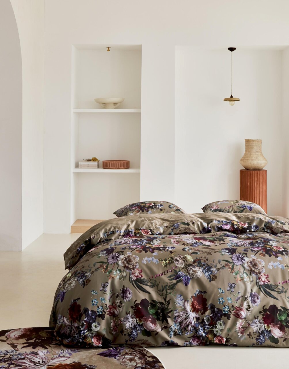 Bettwäsche-Set mit floralem Muster in einem modernen Schlafzimmer, seitliche Perspektive