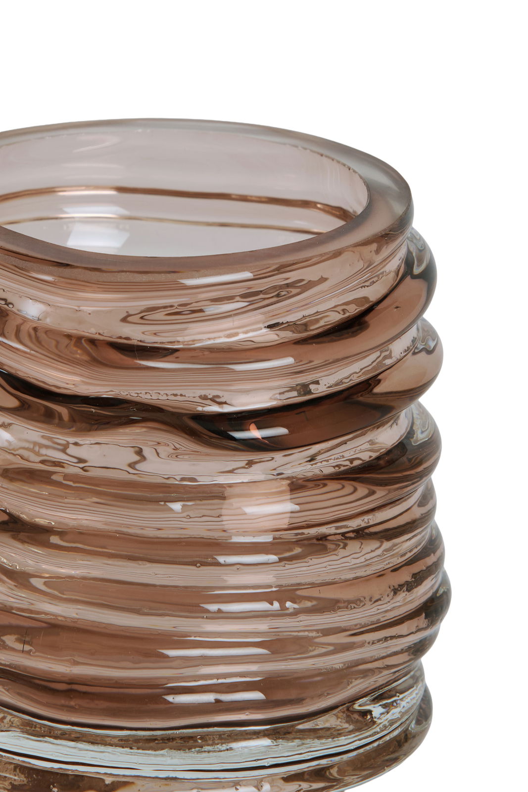 Nahaufnahme eines gestapelten, spiralförmigen Teelichthalters aus braunem Glas mit glänzender Oberfläche.