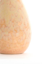 Nahaufnahme einer Vase mit pastellfarbenem, marmoriertem Muster, seitliche Perspektive