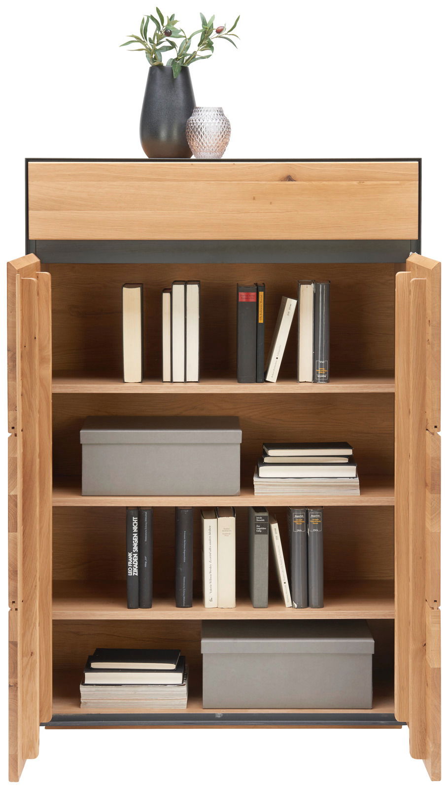 Hochkommode aus Holz mit offenen Türen, gefüllt mit Büchern und Aufbewahrungsboxen, dekoriert mit Vasen auf der Oberseite, Frontalansicht.