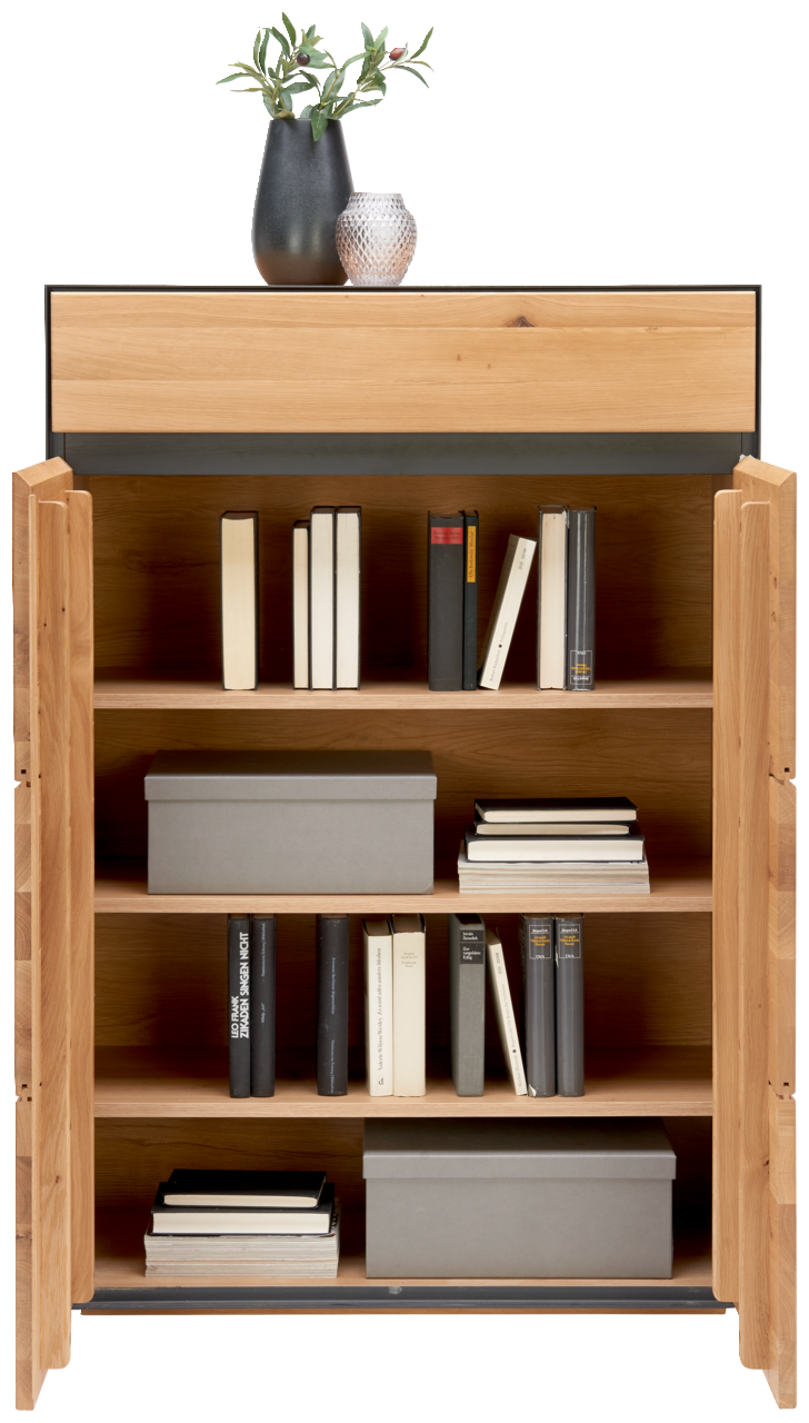 Hochkommode aus Holz mit offenen Türen, gefüllt mit Büchern und Aufbewahrungsboxen, dekoriert mit Vasen auf der Oberseite, Frontalansicht.