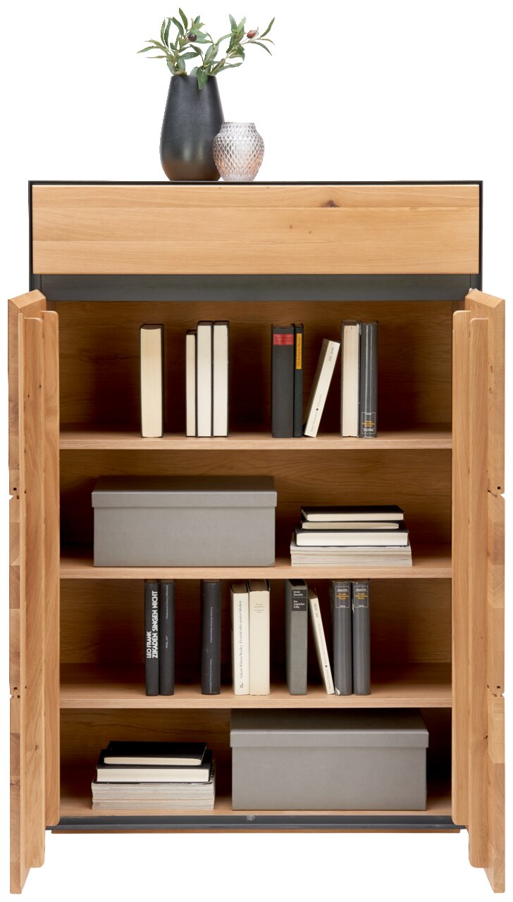 Hoge houten ladekast met open deuren, gevuld met boeken en opbergdozen, versierd met vazen op het blad, gezien van voren.
