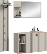 Modernes Badezimmermöbel-Set in Hellgrau mit schwarzen vertikalen Linien, bestehend aus Hochschrank, Sideboard mit Türen und offenem Regal sowie großem Wandspiegel mit Ablageflächen; Ansicht schräg von vorn.