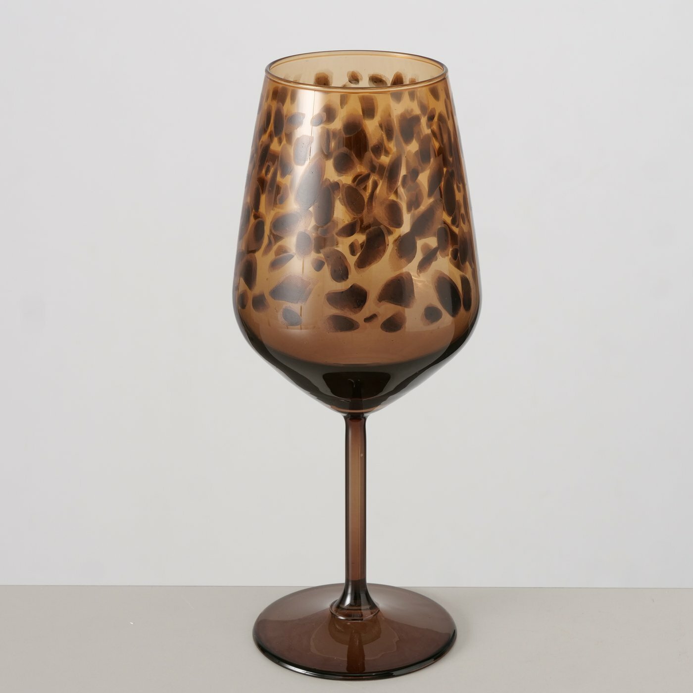 Boltze Weinglas Leony AFRIKA Weinglas Leony mit braunem Leopardenmuster, seitliche Perspektive
