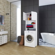 Weißer Waschmaschinen-Überbauschrank mit offenen Regalböden und zweiflügeligem Hängeschrank, gefüllt mit Handtüchern und Waschmitteln, über einer Frontlader-Waschmaschine im modernen Bad – Frontalansicht in leichter Seitenperspektive.