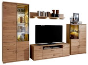 Wandkombination aus Holz mit Vitrinen, TV-Schrank und Regal, frontal betrachtet