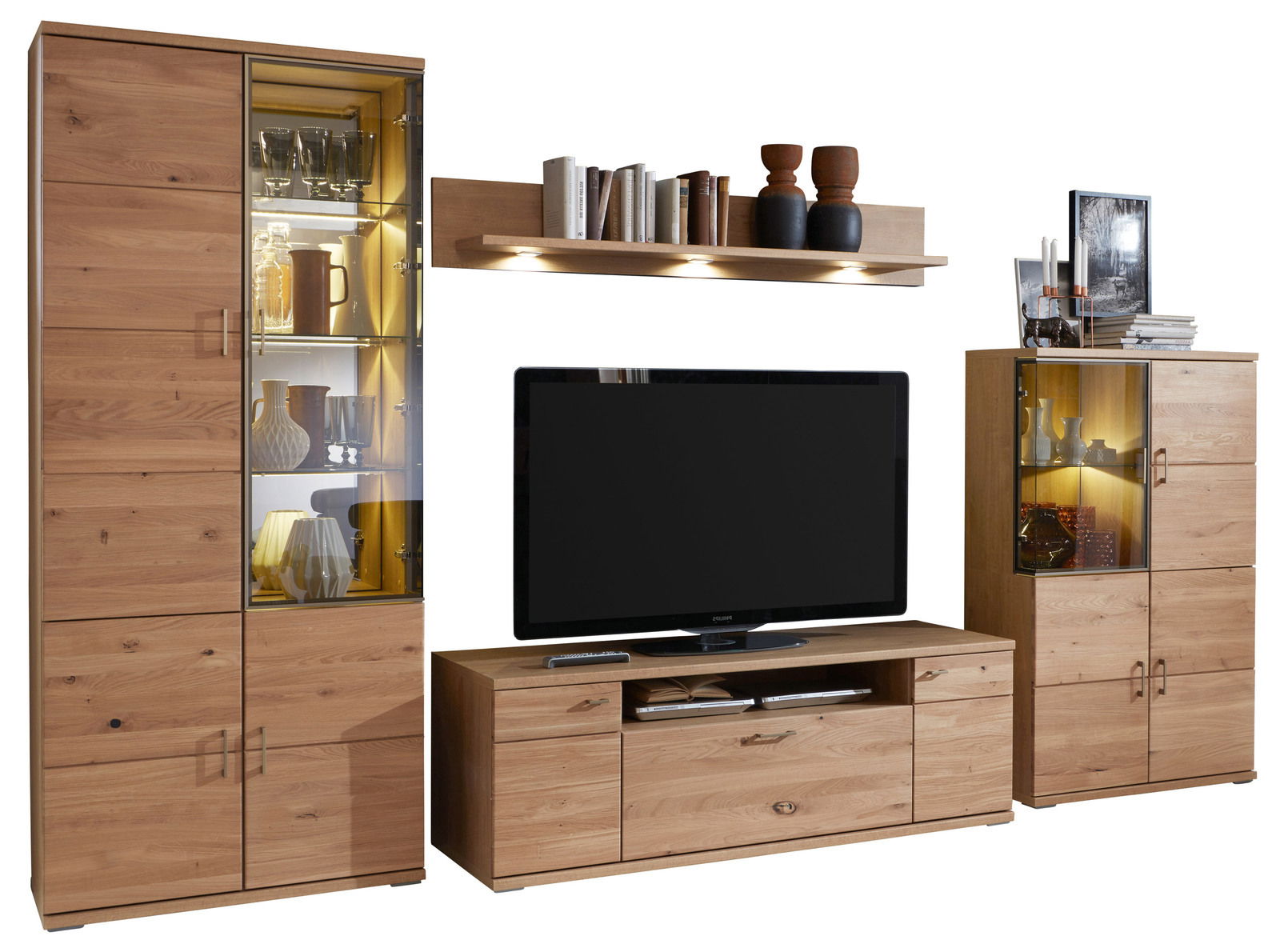 Wandkombination aus Holz mit Vitrinen, TV-Schrank und Regal, frontal betrachtet