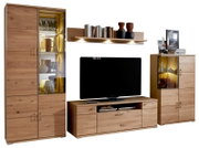 Houten wandmeubel met vitrinekasten, tv-kast en plank, gezien vanaf de voorkant