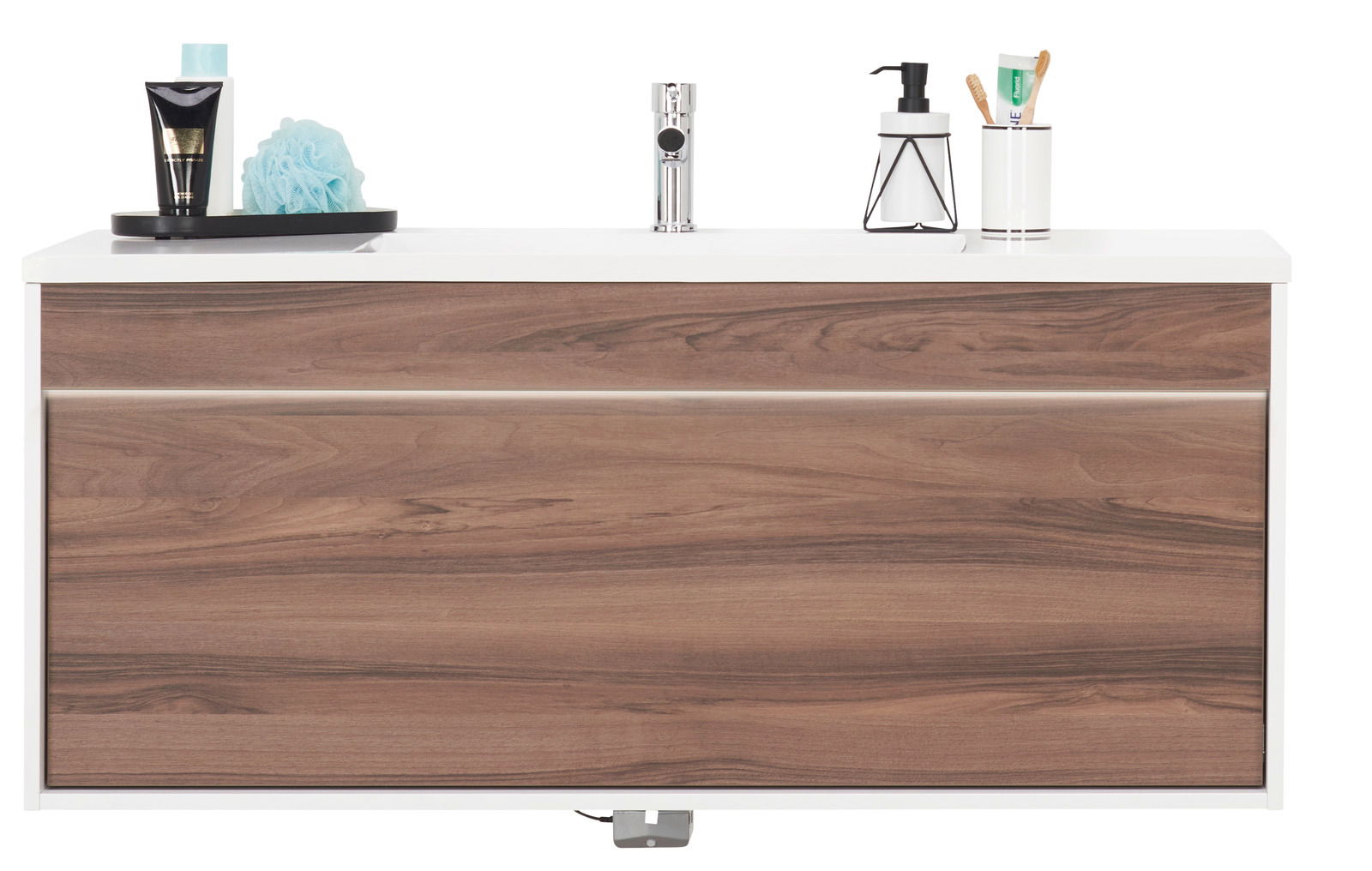 Moderner Waschplatz mit Holzoptik, frontal fotografiert, mit Waschbecken, Wasserhahn und Accessoires wie Seifenspender und Zahnbürstenhalter.