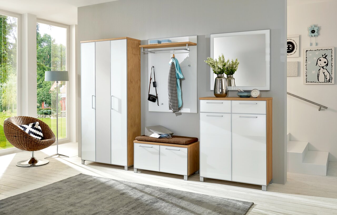 VOSS XL-plankenkast SANTINA Moderne Garderobeneinrichtung mit weißem und holzfarbenem Design, bestehend aus einem XL-Dielenschrank, einem Garderobenpaneel mit Haken und Ablage, einer Garderobenbank mit Sitzkissen und einem großen Spiegel. Perspektive: Frontalansicht.