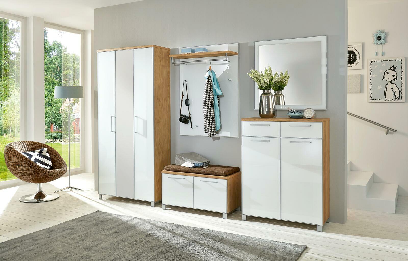 Moderne Garderobeneinrichtung mit weißem und holzfarbenem Design, bestehend aus einem XL-Dielenschrank, einem Garderobenpaneel mit Haken und Ablage, einer Garderobenbank mit Sitzkissen und einem großen Spiegel. Perspektive: Frontalansicht.
